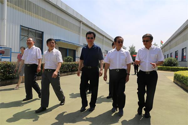 3  2017年5月，国家林业局原局长贾治邦（右二）走访湖南大三湘茶油公司.jpg
